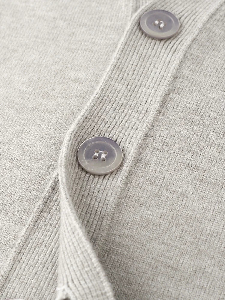 Chaleco cardigan ligero de color liso para hombre con cuello de pico, botones y mangas largas