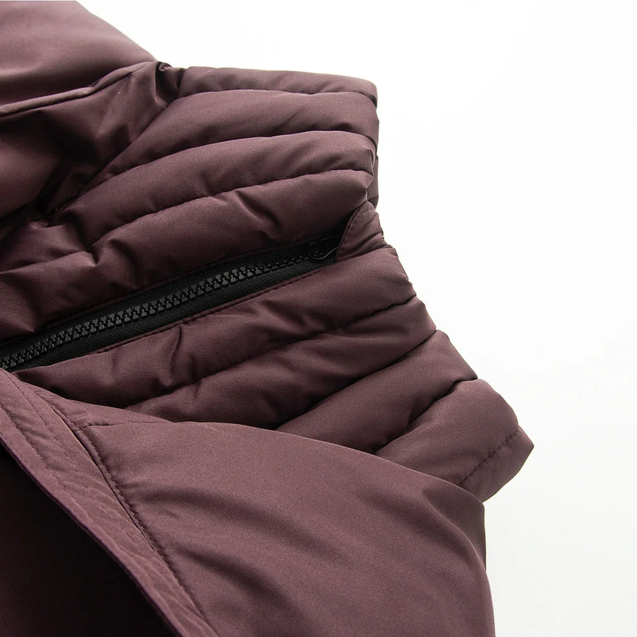 Chaqueta acolchada corta entallada para mujer con cinturón y cuello alto