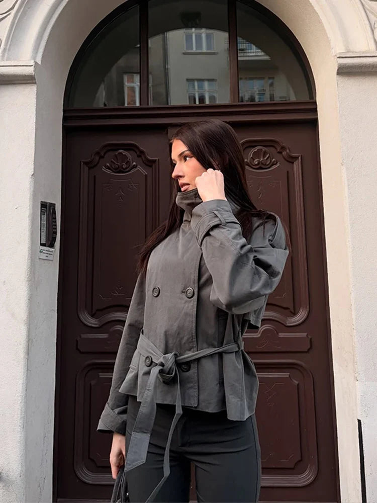 Kurze zweireihige Damenjacke mit Stehkragen und Gürtel