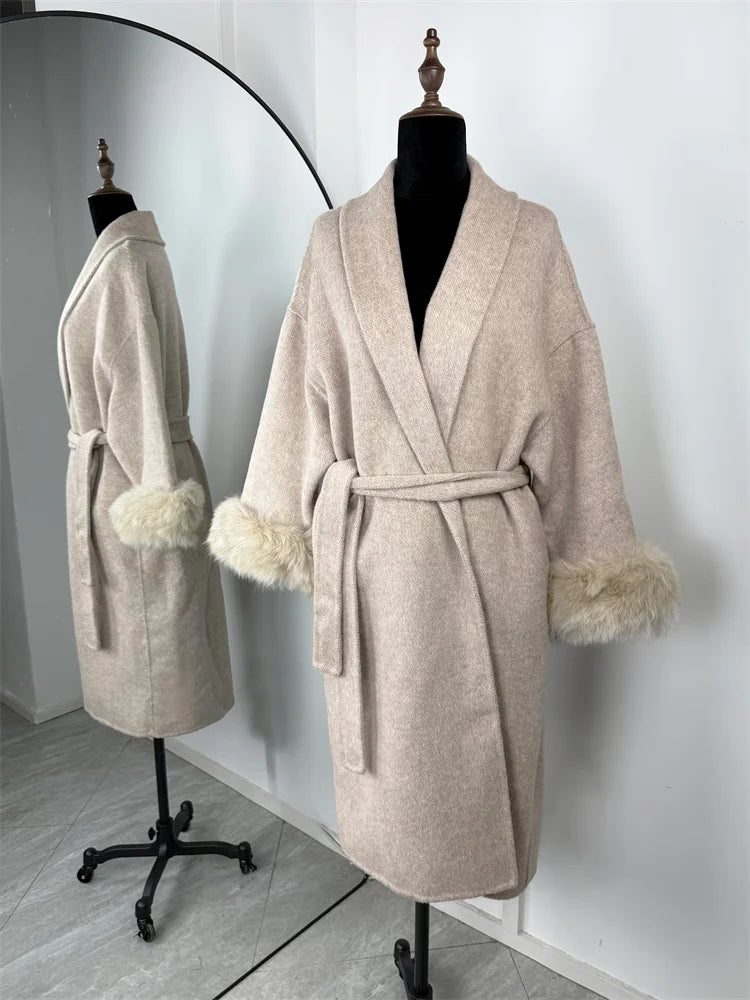 Veste courte femme ceinturée en tissu doux avec poignets en fausse fourrure