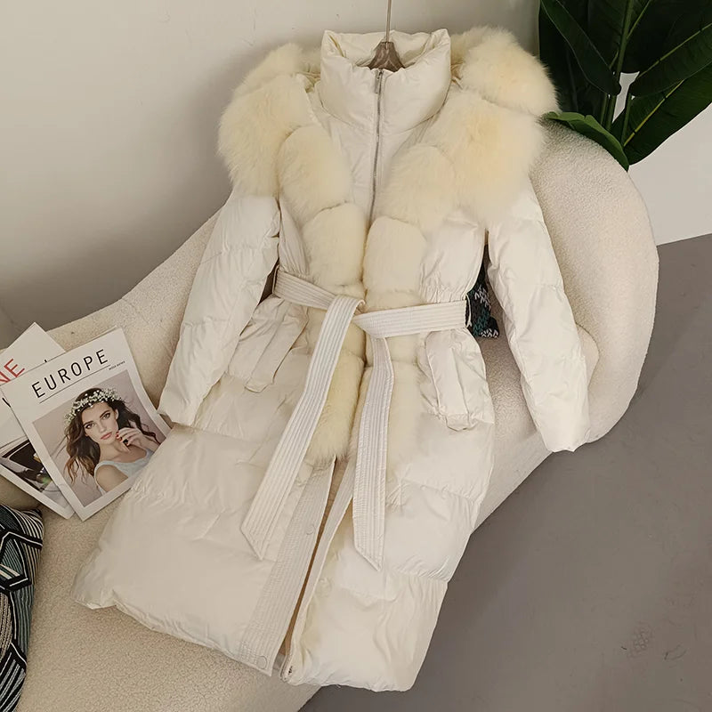 Piumino lungo da donna con cappuccio, rifiniture in pelliccia sintetica, cintura, bianco sporco