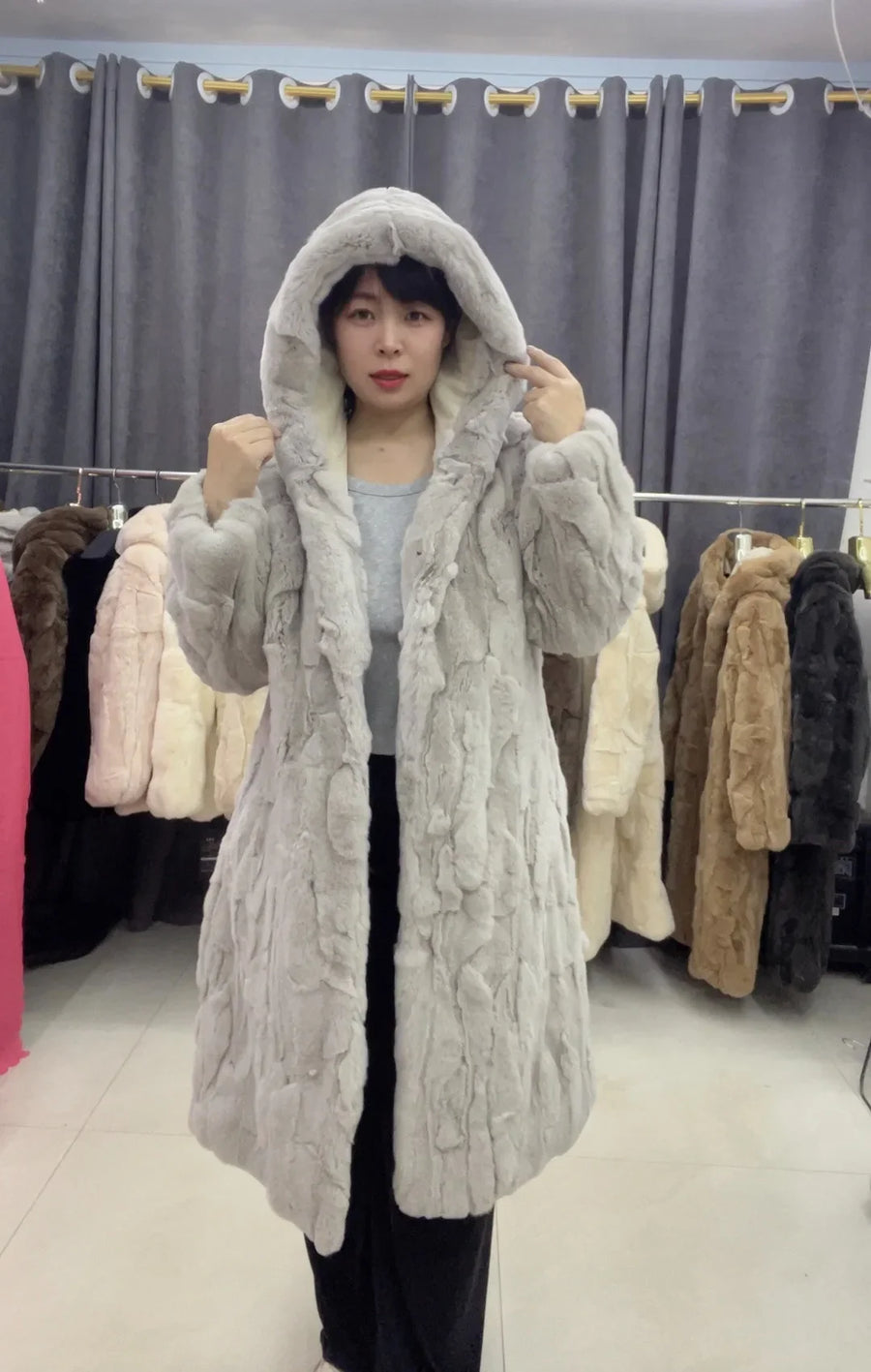 Cappotto lungo da donna con cappuccio in tessuto morbido e caldo, colori assortiti