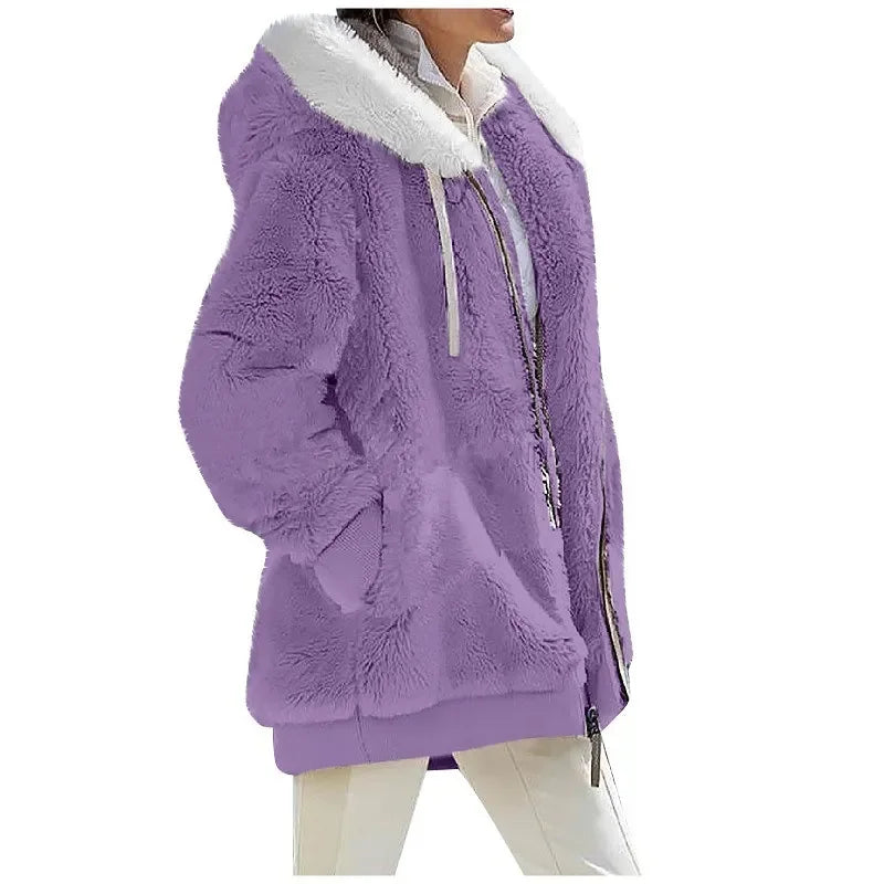 Damenmantel mit Kapuze aus weichem violettem Material und kontrastierendem Kunstfellfutter