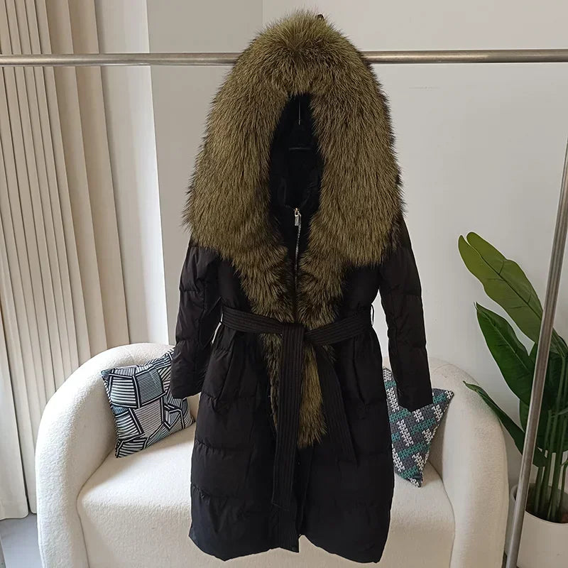 Piumino lungo da donna con cappuccio, rifiniture in pelliccia sintetica, cintura, bianco sporco
