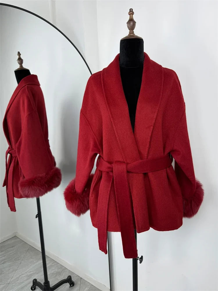 Veste courte femme ceinturée en tissu doux avec poignets en fausse fourrure