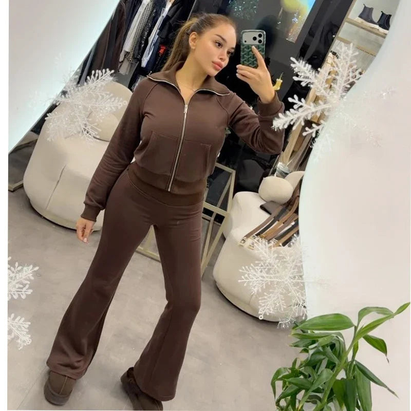 Casual sportieve damesoutfit - kort jack met rits en broek met uitlopende pijpen en hoge taille