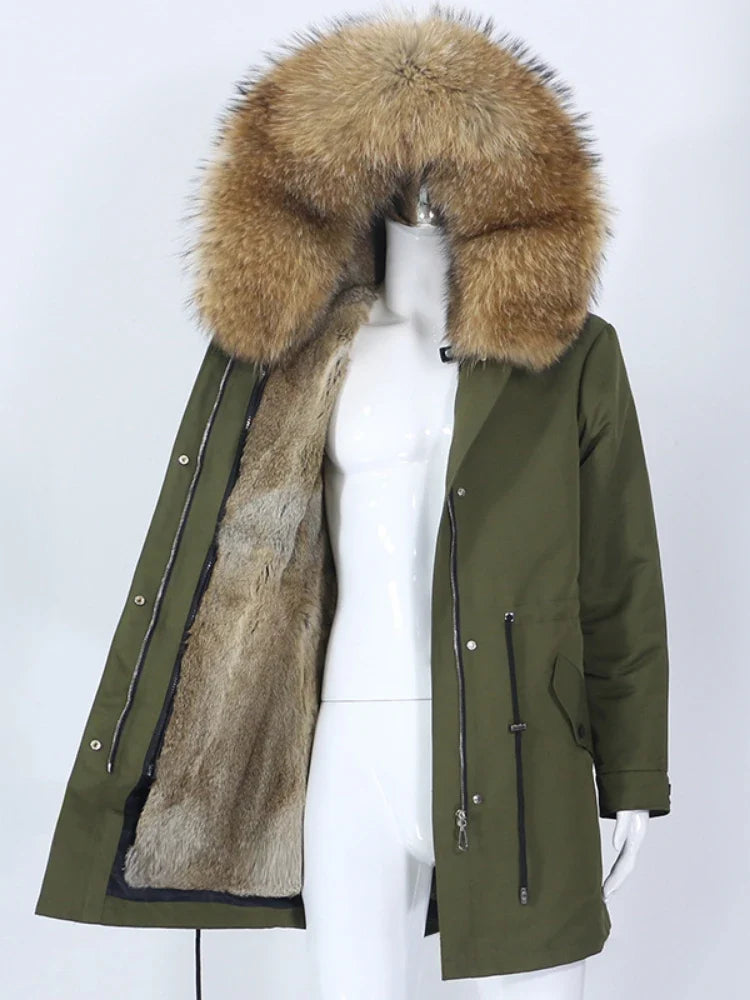 Lang parka med varmt fôr i et mykt materiale og hette med kant i syntetisk pels
