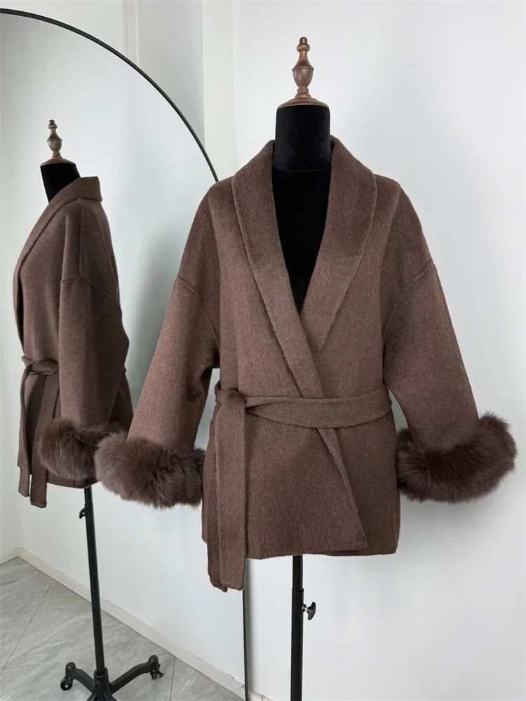 Veste courte femme ceinturée en tissu doux avec poignets en fausse fourrure
