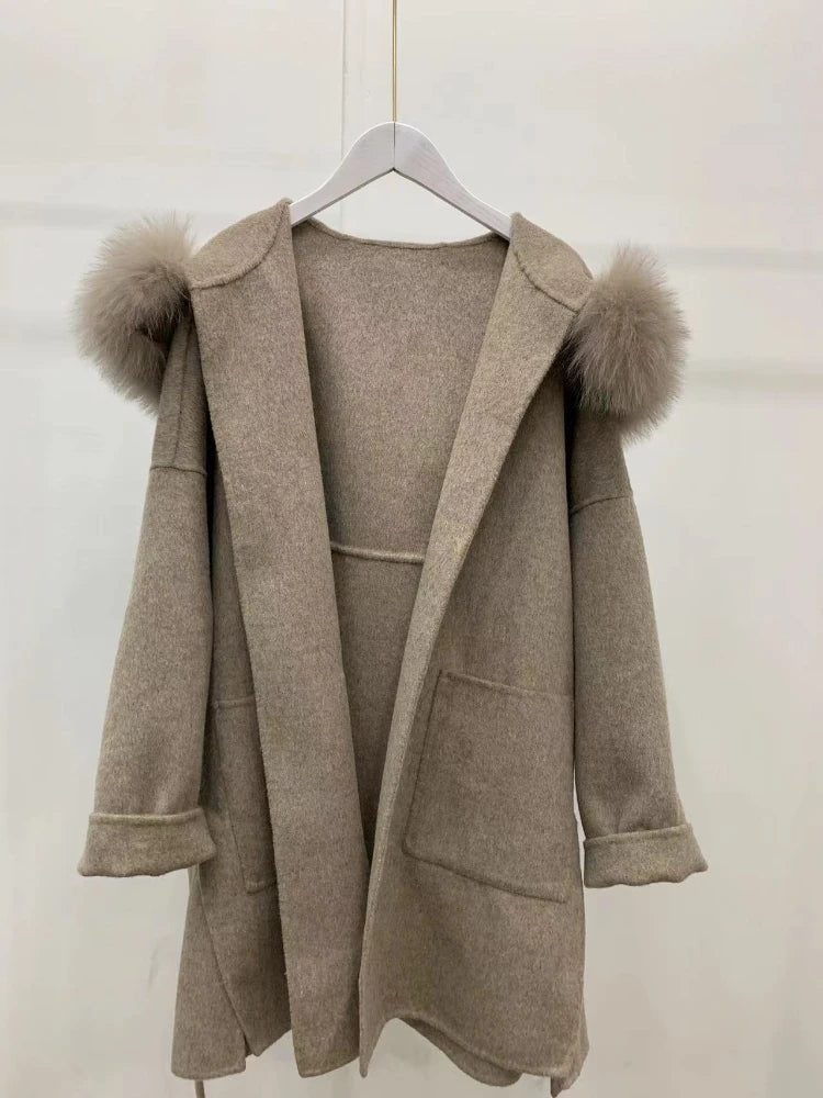 Abrigo de longitud media para mujer, gris, con capucha y pompones suaves