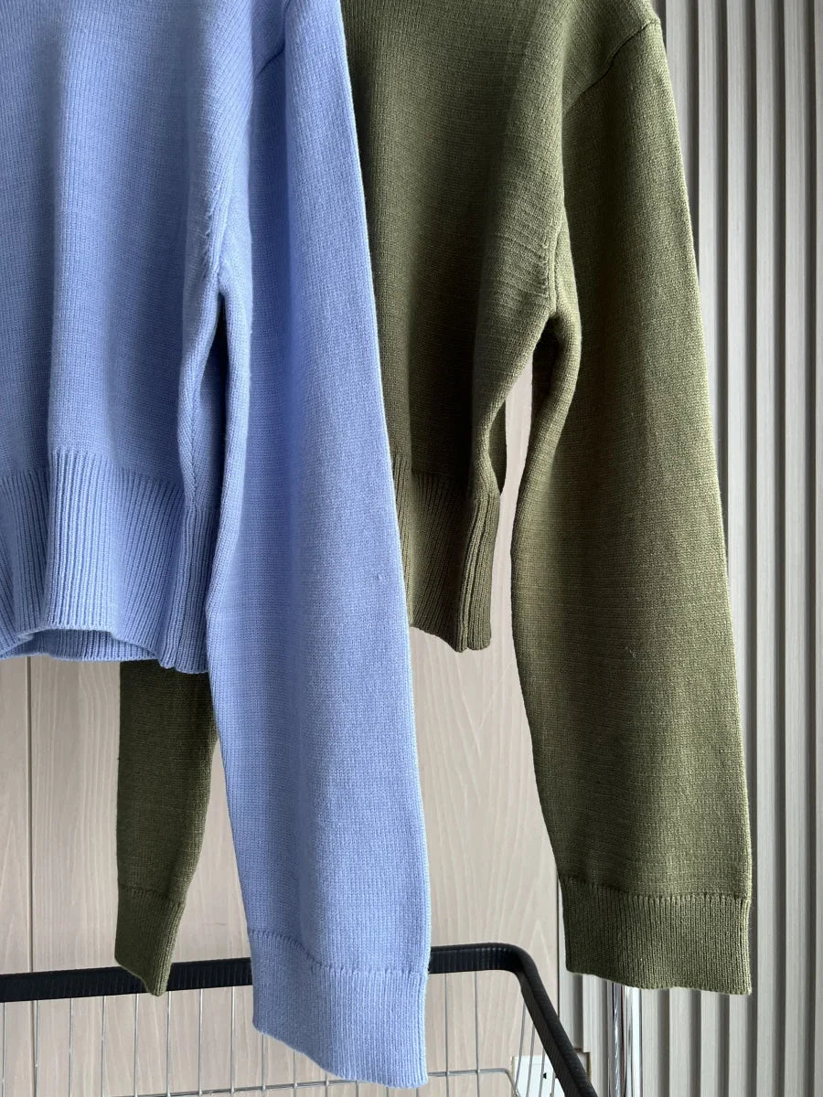 Kurz geschnittener Damenpullover aus einfarbigem Strick mit langen Ärmeln, Rundhalsausschnitt und lässiger Passform