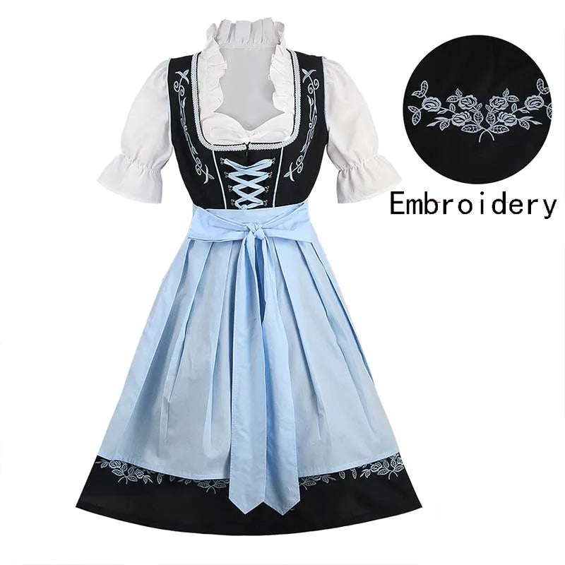 Sort og lyseblå dirndl-kjole med hvid bluse og broderet forklæde