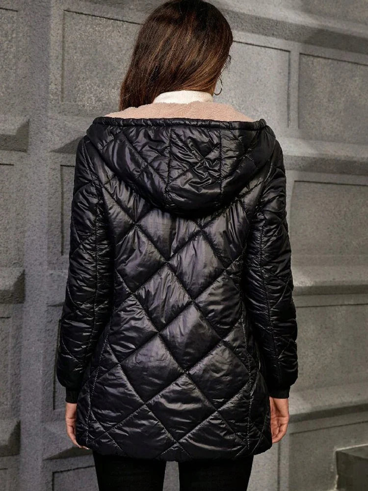 Manteau matelassé noir à capuche doublé aspect mouton pour femme