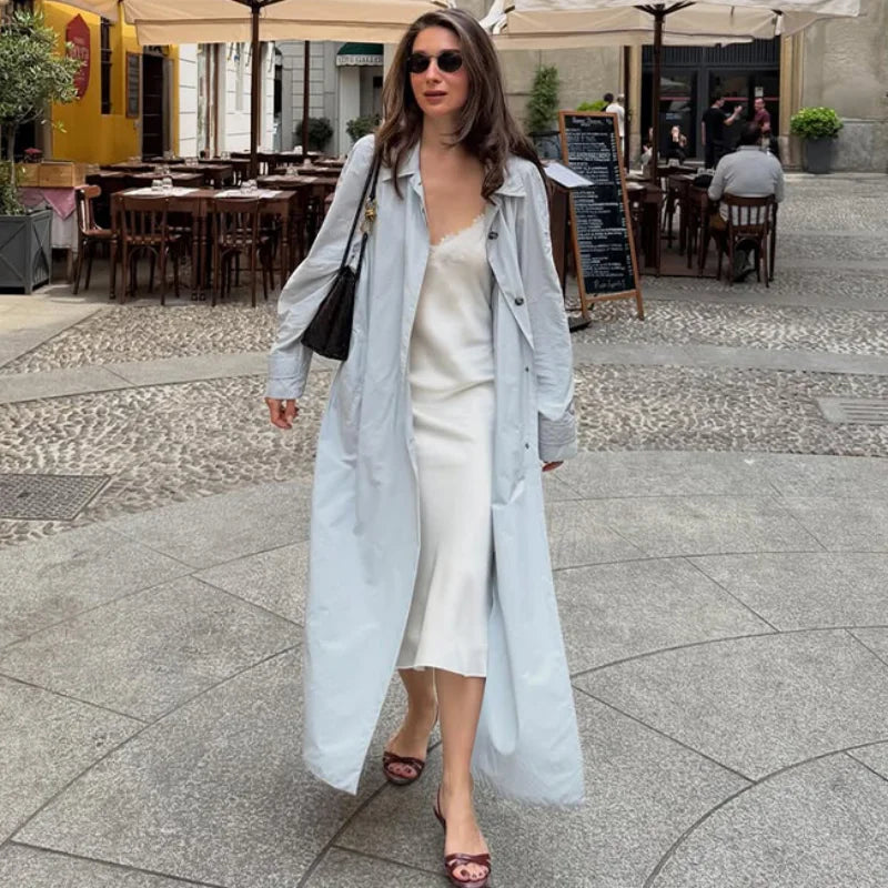 Trench-coat lungo da donna dalla vestibilità ampia ed elegante, con collo alto e maniche a sbuffo