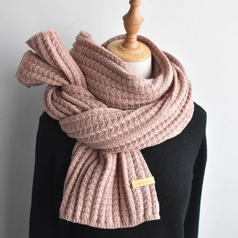 Weicher gerippter gestrickter Winterschal mit Etikett