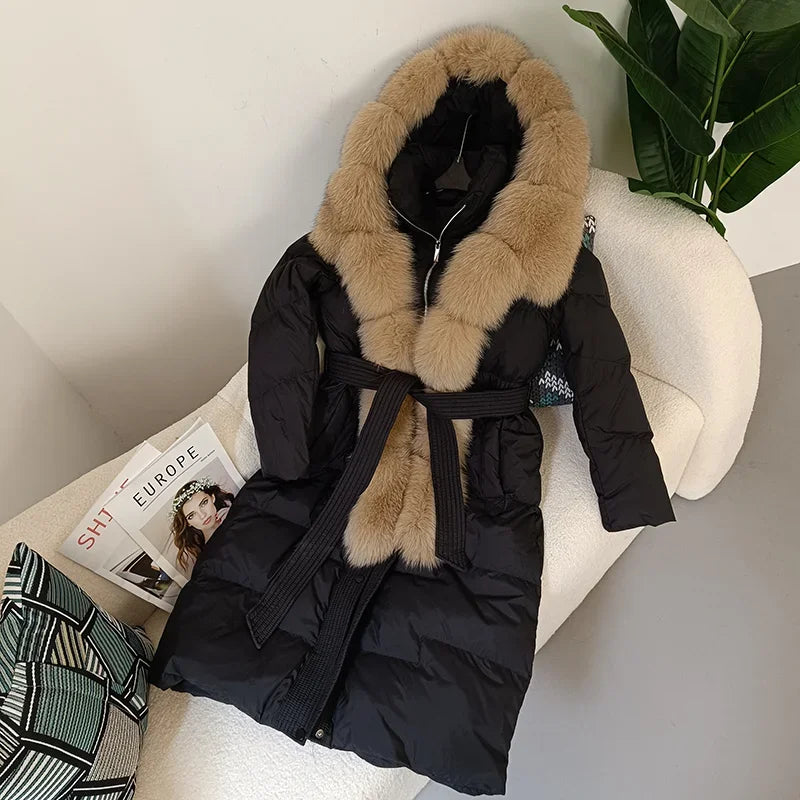Piumino lungo da donna con cappuccio, rifiniture in pelliccia sintetica, cintura, bianco sporco