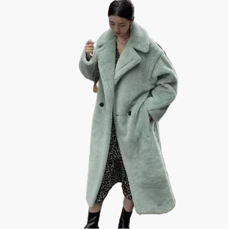 Długi, elegancki płaszcz damski w miejskim stylu – modny oversize na zimę