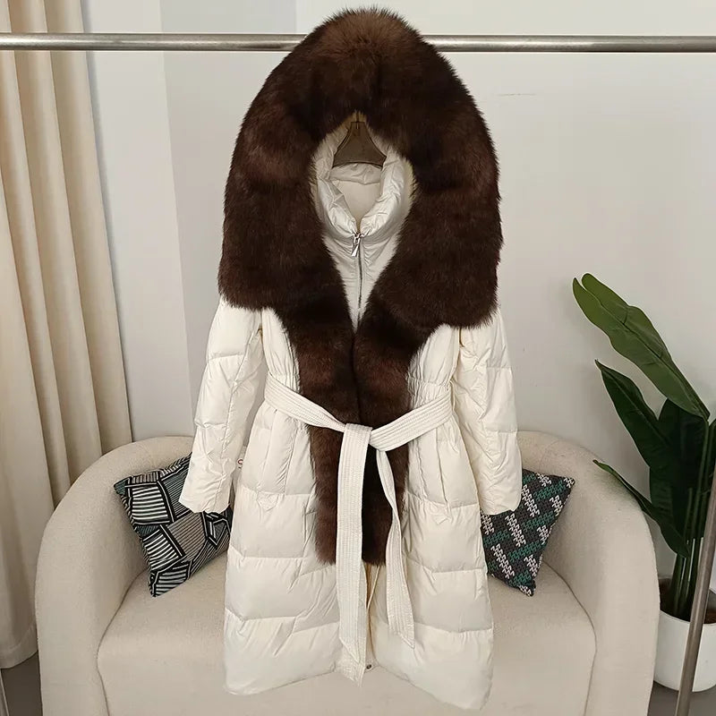 Piumino lungo da donna con cappuccio, rifiniture in pelliccia sintetica, cintura, bianco sporco