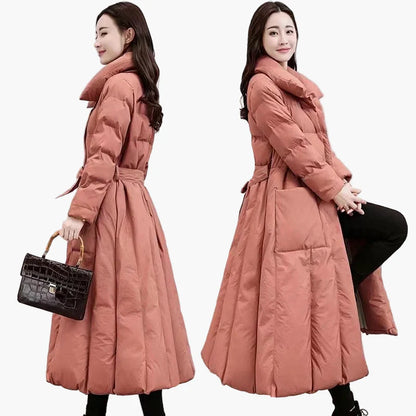 Lang, elegant dunjakke til dame – figursydd og chic vinterstil