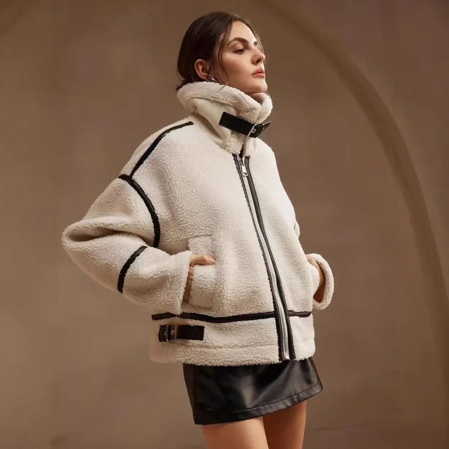 Offwhite sherpa-bomberjakke til kvinder med sorte detaljer