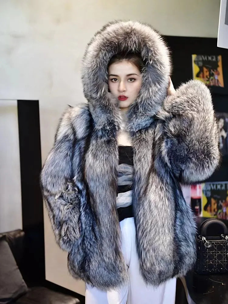 Cappotto da donna con cappuccio in ecopelliccia morbida, vestibilità ampia