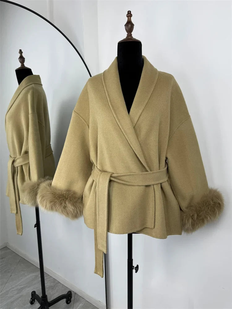 Veste courte femme ceinturée en tissu doux avec poignets en fausse fourrure