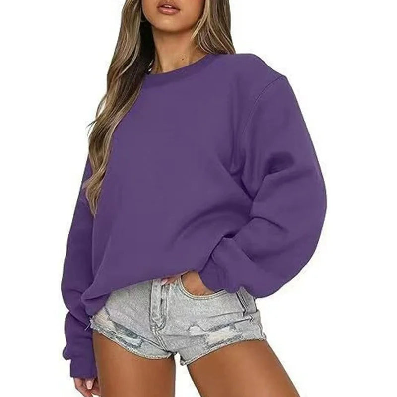 Ensfarvet, løstsiddende sweatshirt til kvinder med rund hals og lange ærmer