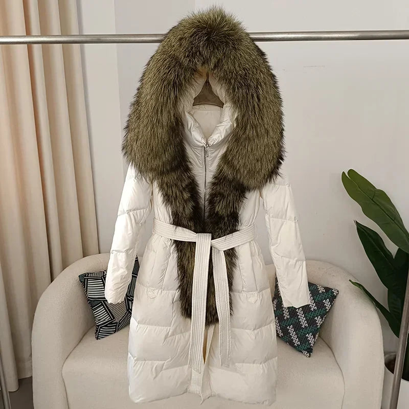 Piumino lungo da donna con cappuccio, rifiniture in pelliccia sintetica, cintura, bianco sporco