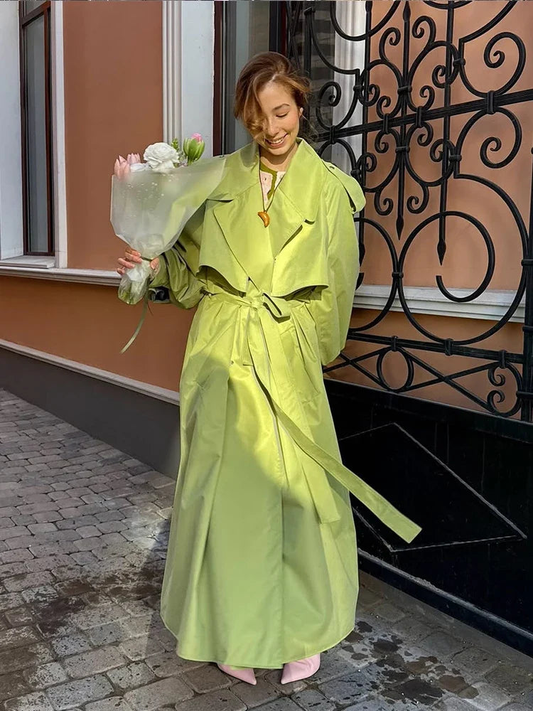 Elegante lange damestrenchcoat met opstaande kraag en ruime pasvorm