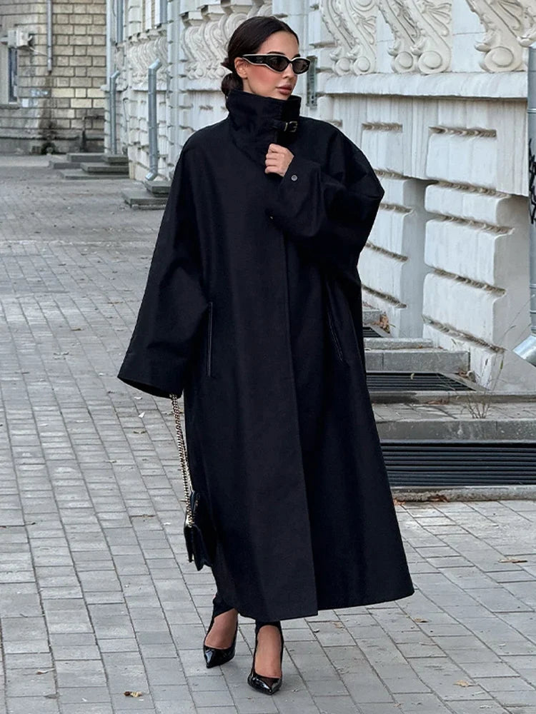 Elegante lange damestrenchcoat met opstaande kraag en ruime pasvorm