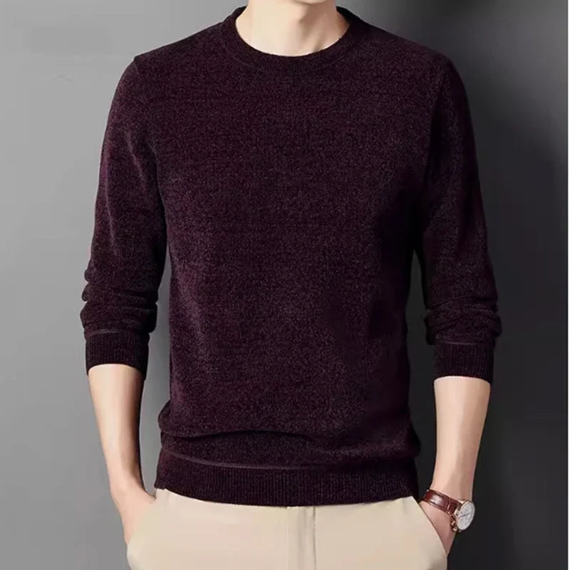 Weicher, einfarbiger Herrenpullover mit Rundhalsausschnitt, langen Ärmeln und klassischer Passform