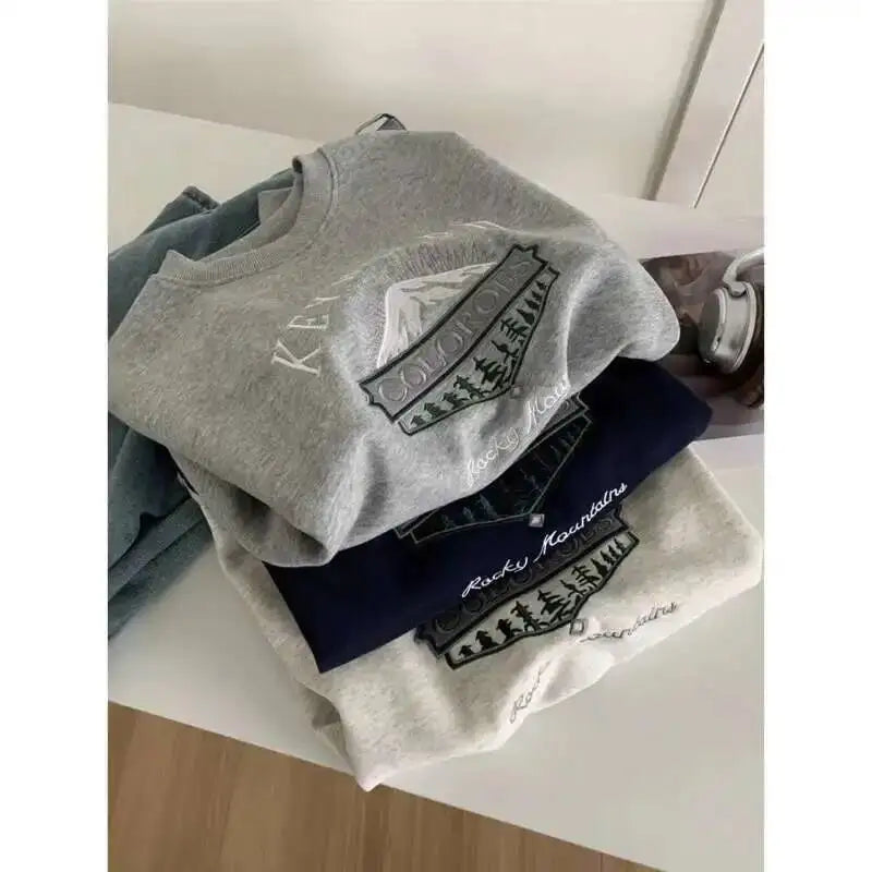 Ledig rundhalsad sweatshirt för dam med bergstryck och långa ärmar