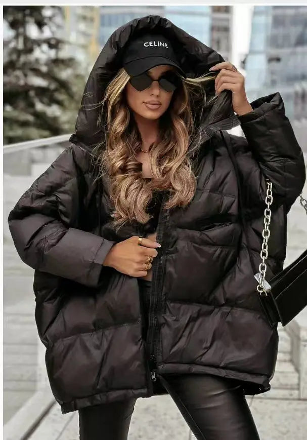 Kurze schwarze Damen-Steppjacke mit Kapuze und weiter Passform