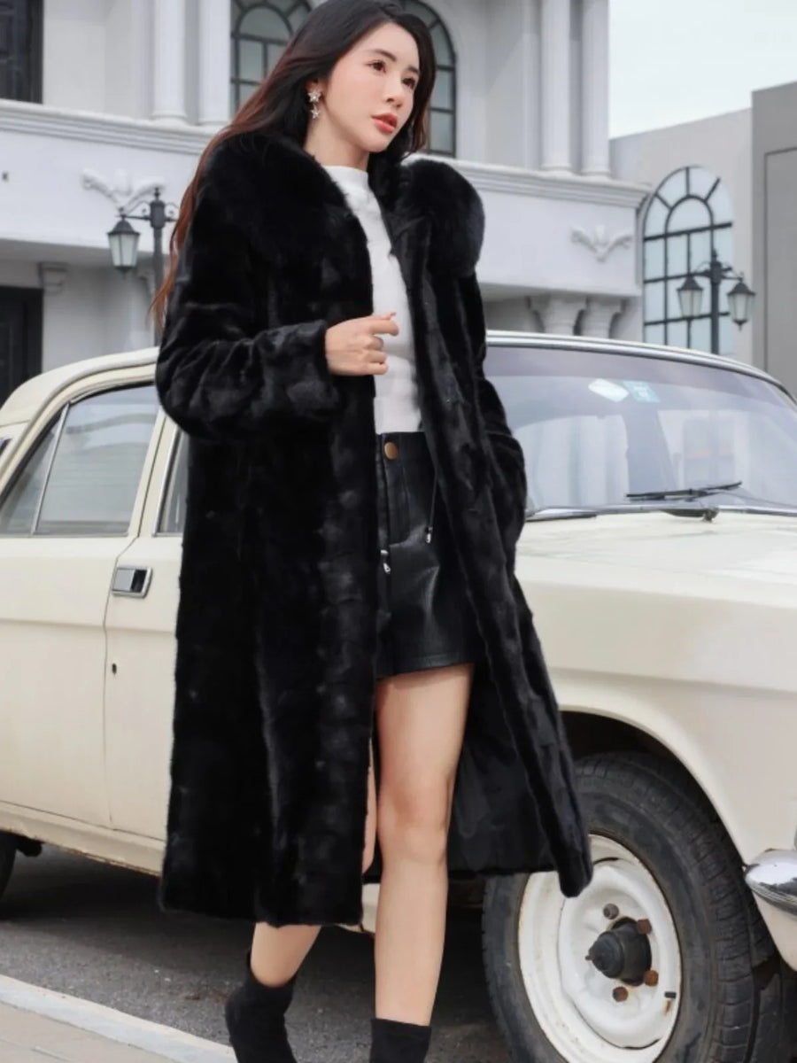 Cappotto lungo da donna nero in materiale morbido con cappuccio e ecopelliccia