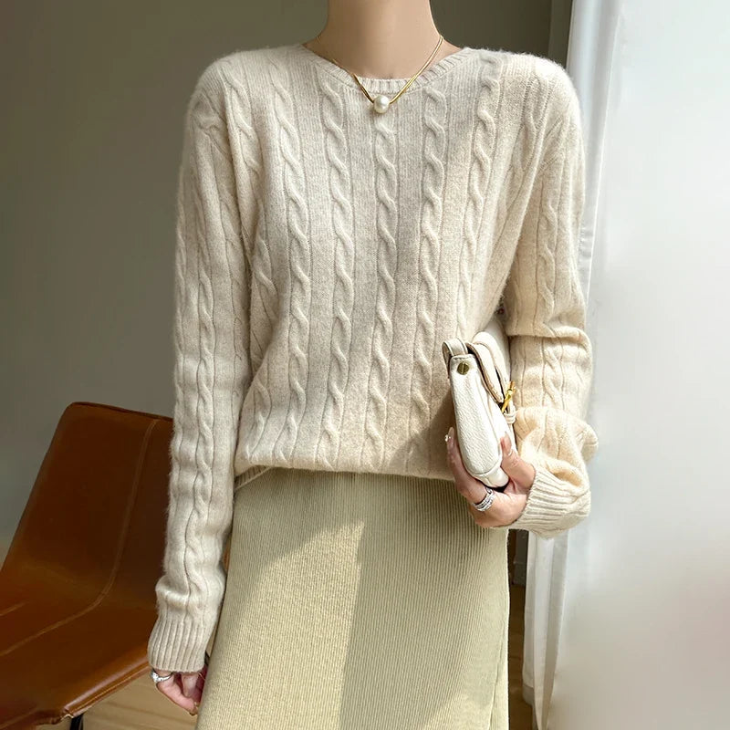 Damenpullover mit Rundhalsausschnitt aus Zopfmuster-Strick mit langen Ärmeln in Rosa