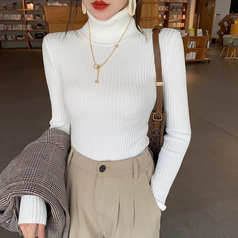 Figurbetonter Damen-Rollkragenpullover aus Rippstrick mit langen Ärmeln