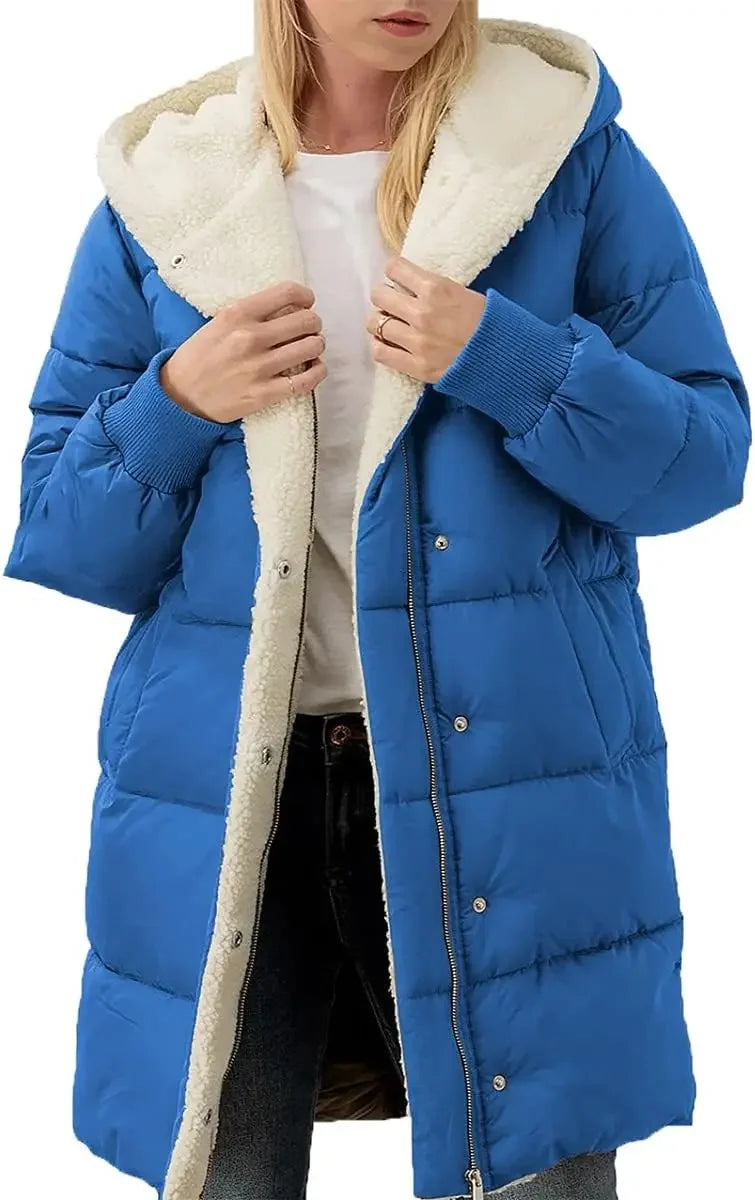 Cappotto invernale lungo trapuntato da donna con cappuccio foderato effetto montone