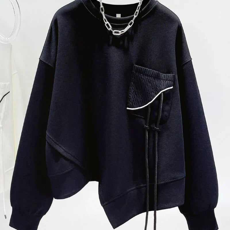Asymmetrisk sweatshirt med rund halsringning, dekorativ ficka och snören - svart eller vit