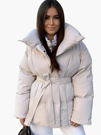 Vinterjakke for dame i elegant urban stil med belte og bred krage