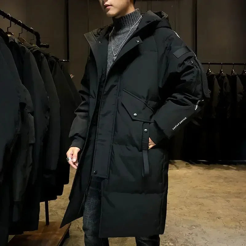 Plumífero largo acolchado negro con capucha para hombre