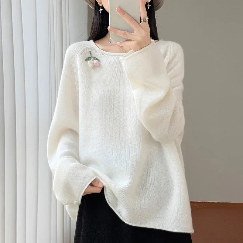 Oversized pullover til kvinder med lange ærmer og broderet mønster - fås i flere farver