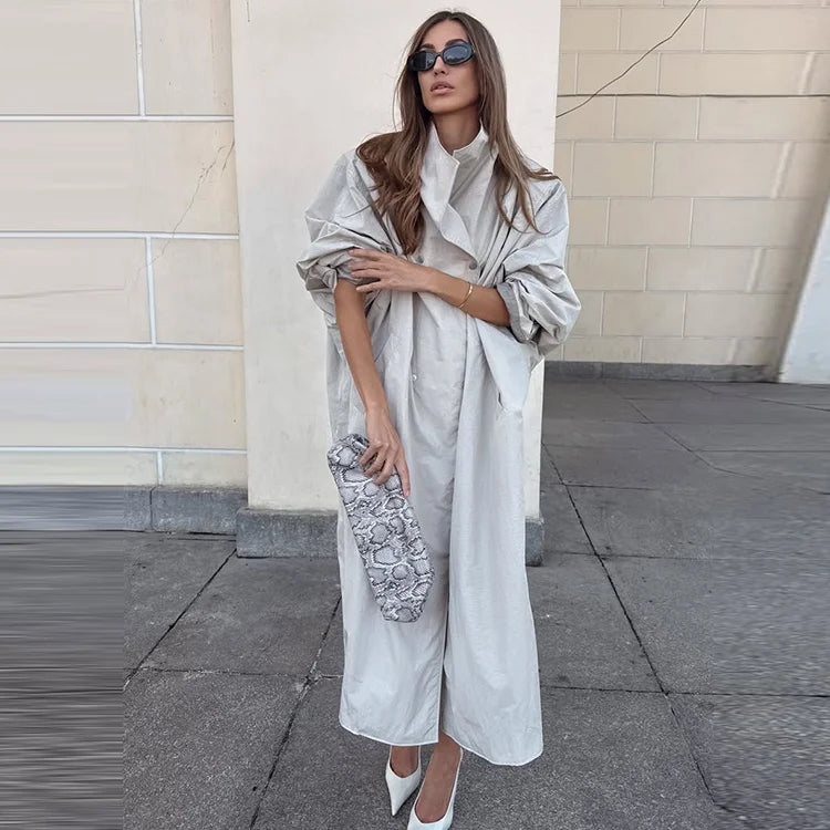 Trench-coat lungo da donna dalla vestibilità ampia ed elegante, con collo alto e maniche a sbuffo