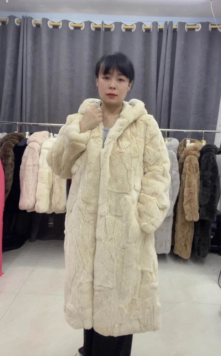 Cappotto lungo da donna con cappuccio in tessuto morbido e caldo, colori assortiti