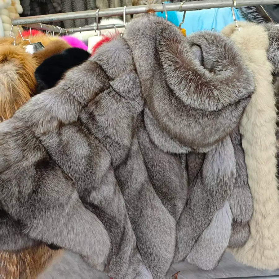 Cappotto caldo da donna con cappuccio in pelliccia sintetica, maniche lunghe e motivo a chevron