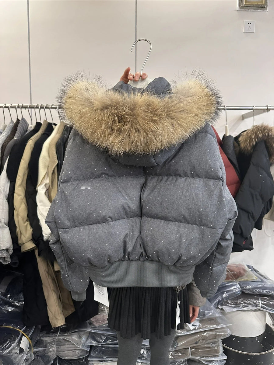 Kort, glitrende dunjakke for kvinner med hette kantet med syntetisk pels