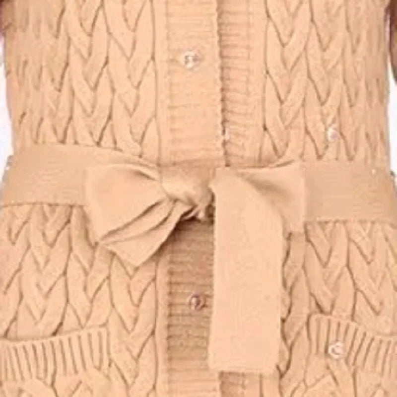 Lange Damen-Strickweste mit Zopfmuster und Felloptik-Besätzen