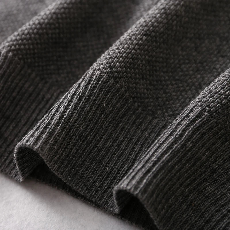 Męski sweter z okrągłym dekoltem, z lekkiej dzianiny i długimi rękawami