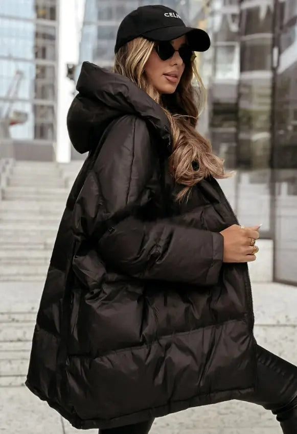 Kurze schwarze Damen-Steppjacke mit Kapuze und weiter Passform