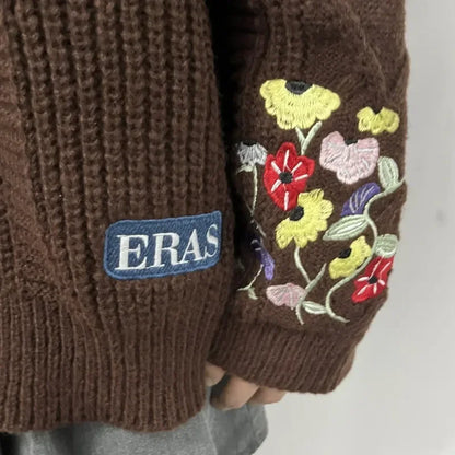 Cardigan donna oversize stile universitario con ricami floreali e bottoni – Look casual chic
