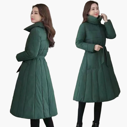 Lang, elegant dunjakke til dame – figursydd og chic vinterstil