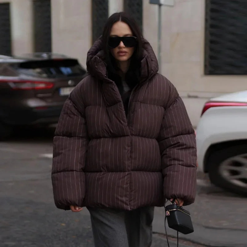 Damen-Steppjacke mit feinen Streifen und Kapuze